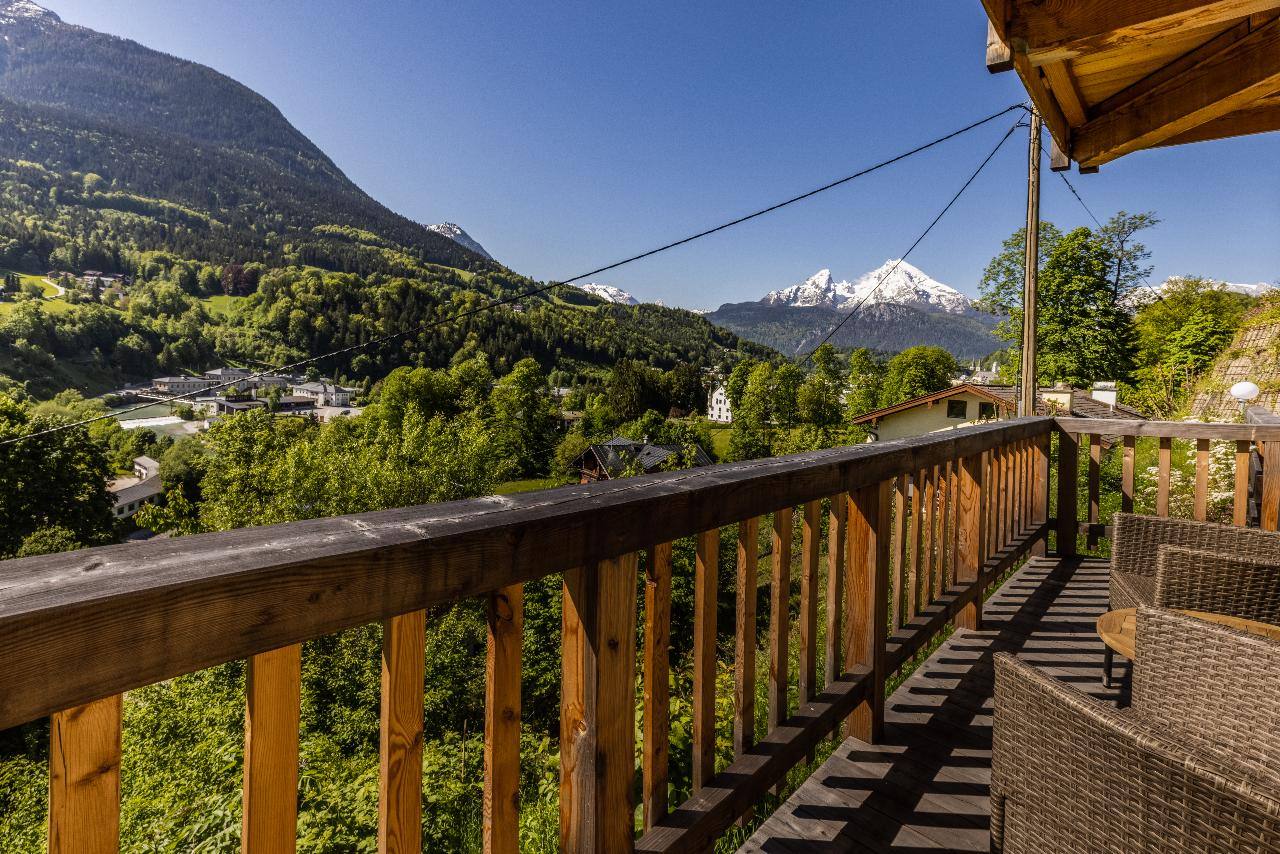 Sommerlicher Balkonblick auf die Berchtesgadener Alpen